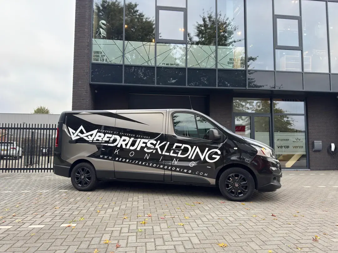 De pasbus van Bedrijfskleding Koning voor onze showroom in Panningen