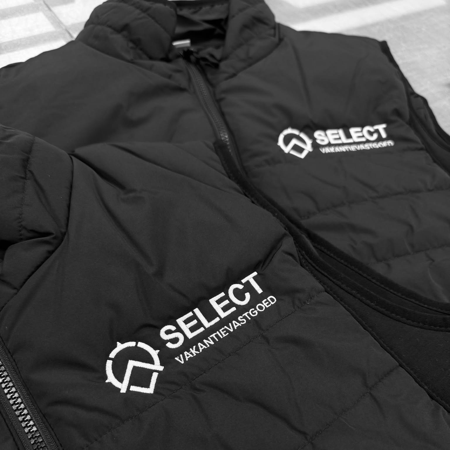 Select Vakantievastgoed logo geborduurd op donkerblauwe bodywarmers