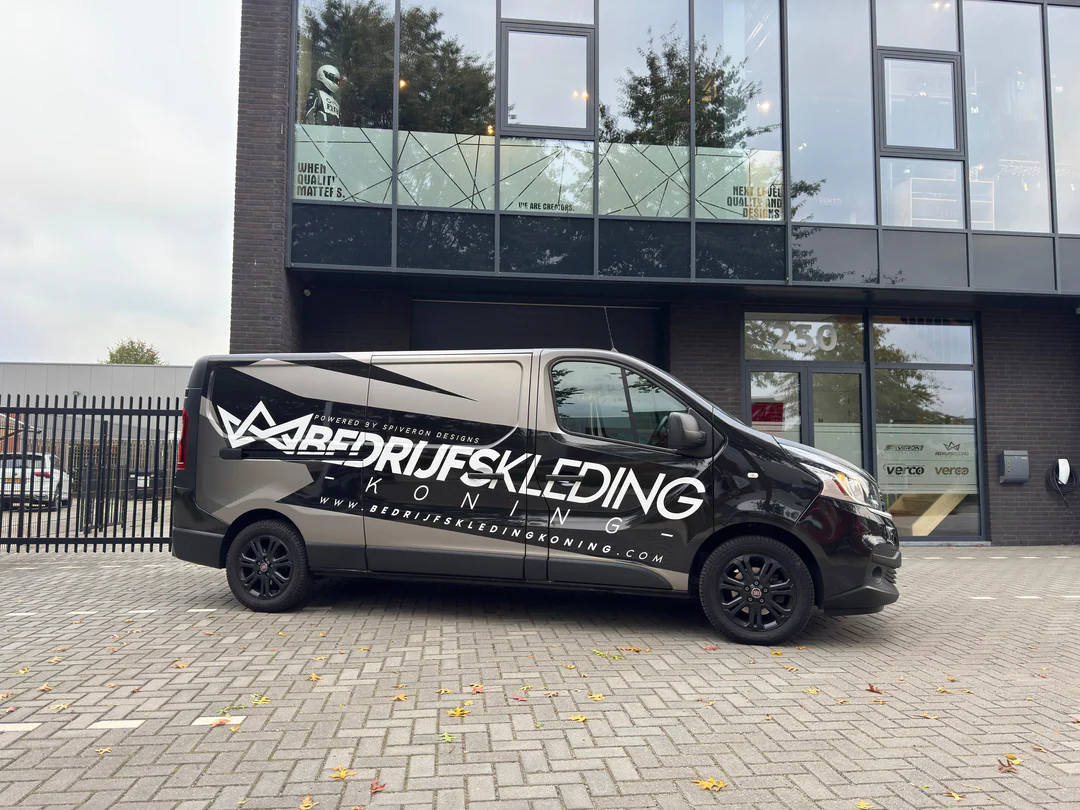 De pasbus van Bedrijfskleding Koning voor onze showroom in Panningen