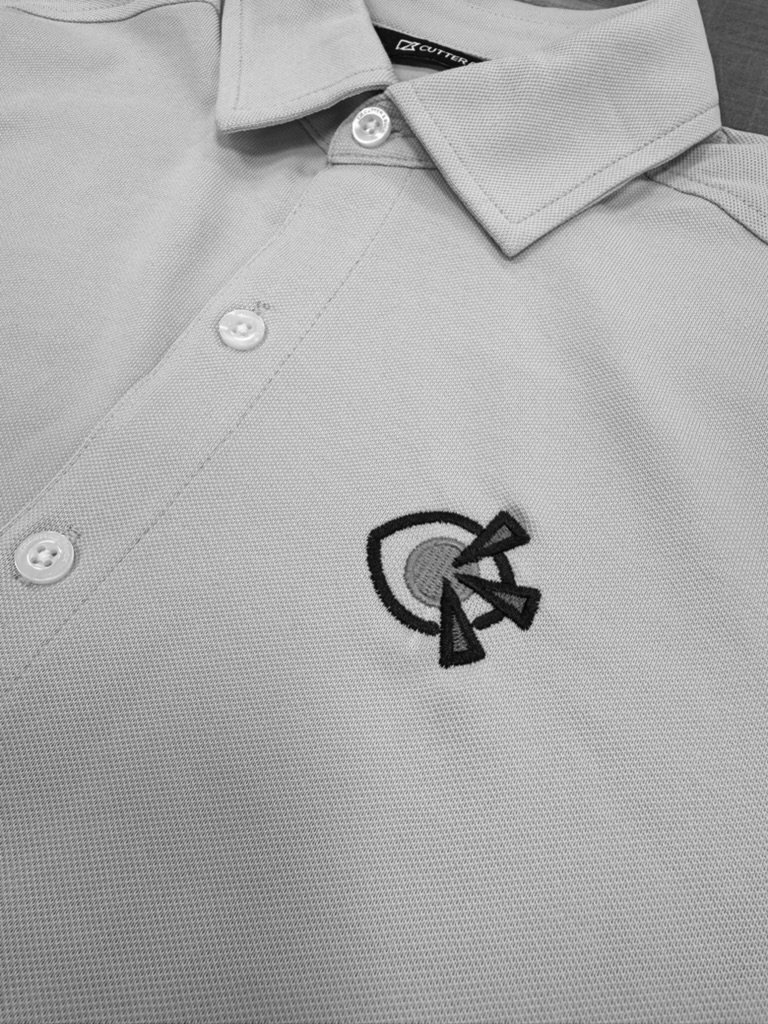 Focus logo klein geborduurd op de borst van een lichtblauwe Cutter en Buck polo
