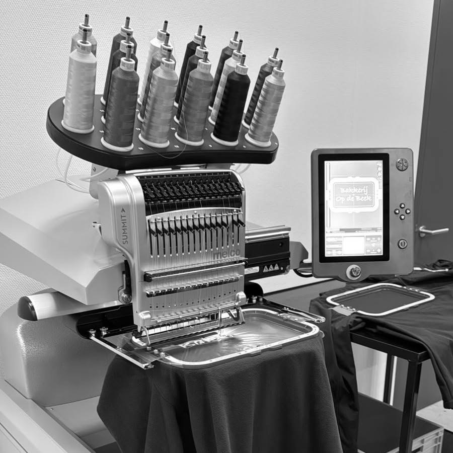 Melco Summit borduurmachine met garenklossen in de borduurstudio van Bedrijfskleding Koning